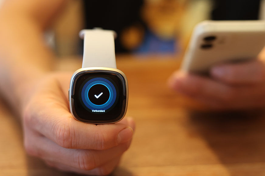 Man sieht die Fitbit Sense 2. 